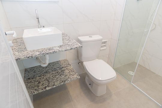 Banheiro de kitnet/studio para alugar com 1 quarto, 25m² em Parque Jabaquara, São Paulo