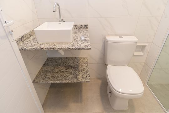 Banheiro de kitnet/studio para alugar com 1 quarto, 25m² em Parque Jabaquara, São Paulo
