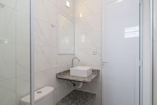 Banheiro de kitnet/studio para alugar com 1 quarto, 25m² em Parque Jabaquara, São Paulo