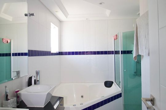 Suíte Master - Banheiro de casa de condomínio para alugar com 3 quartos, 150m² em Cachoeira, Curitiba