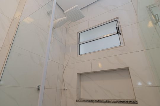 Banheiro de kitnet/studio para alugar com 1 quarto, 25m² em Parque Jabaquara, São Paulo