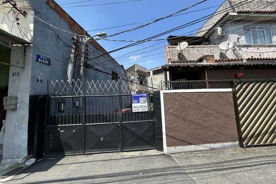 Fachada + placa de casa para alugar com 2 quartos, 50m² em Madureira, Rio de Janeiro
