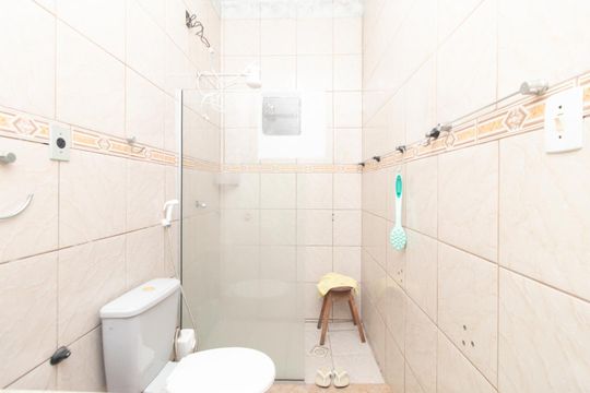 Banheiro de casa para alugar com 2 quartos, 40m² em Espírito Santo, Porto Alegre