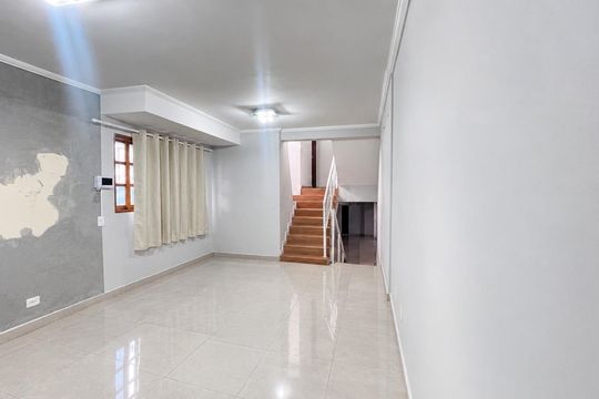 Sala de casa para alugar com 3 quartos, 180m² em Vila Sao Francisco de Assis, Cotia