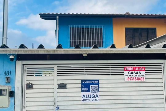 Fachada com placa de casa para alugar com 3 quartos, 180m² em Vila Sao Francisco de Assis, Cotia