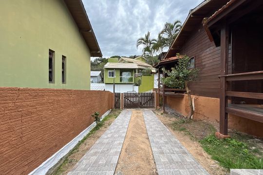 Garagem de casa para alugar com 3 quartos, 100m² em Barra da Lagoa, Florianópolis