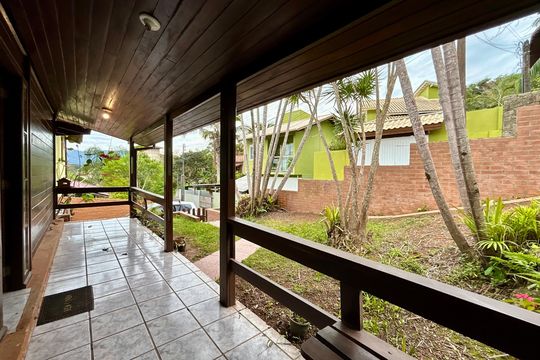 Varanda de casa para alugar com 3 quartos, 100m² em Barra da Lagoa, Florianópolis