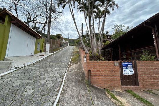 Fachada de casa para alugar com 3 quartos, 100m² em Barra da Lagoa, Florianópolis