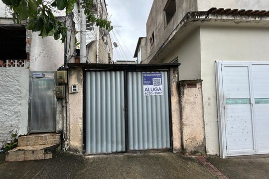 Fachada + placa de casa para alugar com 2 quartos, 130m² em Osvaldo Cruz, Rio de Janeiro