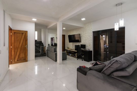 Sala de casa à venda com 2 quartos, 200m² em Sítio Cercado, Curitiba