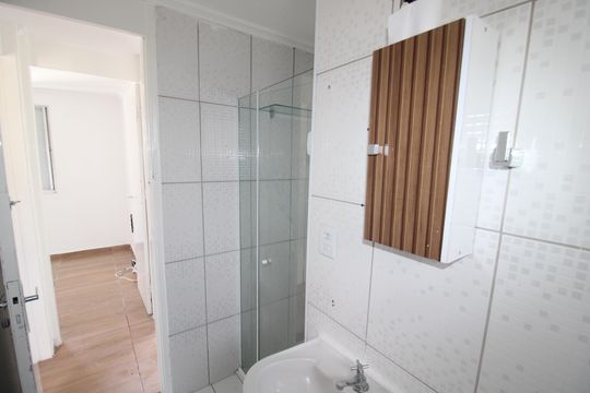 Banheiro de apartamento à venda com 2 quartos, 52m² em Vila Francos, São Paulo