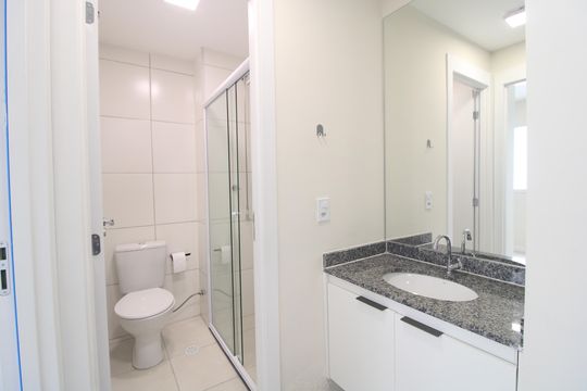 Banheiro de apartamento para alugar com 2 quartos, 37m² em Jardim Campo Grande, São Paulo