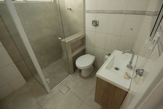 Banheiro de apartamento para alugar com 1 quarto, 60m² em José Menino, Santos