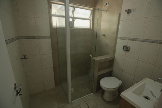 Banheiro de apartamento para alugar com 1 quarto, 60m² em José Menino, Santos