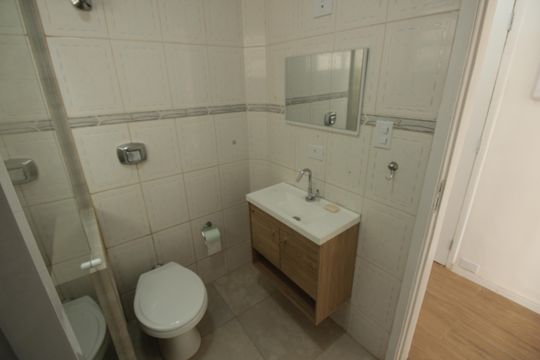 Banheiro de apartamento para alugar com 1 quarto, 60m² em José Menino, Santos
