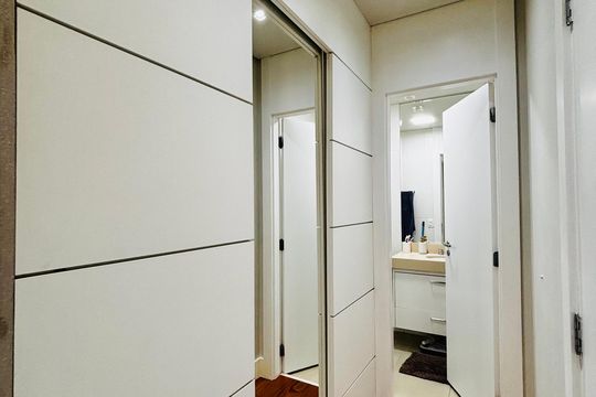 Closet da suíte de apartamento à venda com 3 quartos, 123m² em Tamboré, Santana de Parnaíba