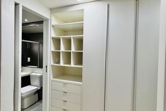 Closet da suíte 3 de apartamento à venda com 3 quartos, 180m² em Alphaville Industrial, Barueri