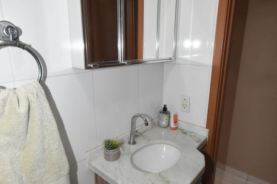 Banheiro de apartamento à venda com 2 quartos, 48m² em Cidade Nova, Jundiaí