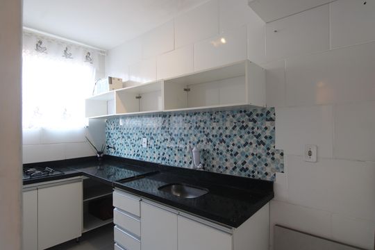 Cozinha de apartamento para alugar com 2 quartos, 55m² em Taquara, Rio de Janeiro