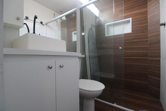 Banheiro da suíte de apartamento para alugar com 2 quartos, 55m² em Taquara, Rio de Janeiro