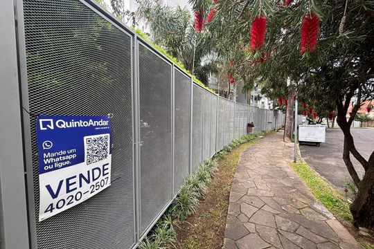 Plaquinha Instalada código IHPB-300 de apartamento para alugar com 1 quarto, 67m² em Jardim Itu, Porto Alegre