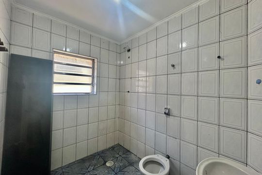 Banheiro de casa para alugar com 2 quartos, 100m² em Vila Bertioga, São Paulo