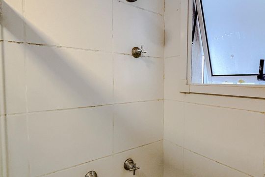 Banheiro de apartamento à venda com 3 quartos, 68m² em Guaiauna, São Paulo