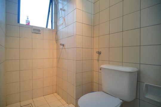 Banheiro de kitnet/studio para alugar com 1 quarto, 30m² em Centro, São Leopoldo