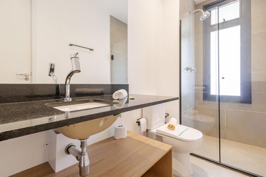 Banheiro de kitnet/studio para alugar com 1 quarto, 36m² em Itaim Bibi, São Paulo