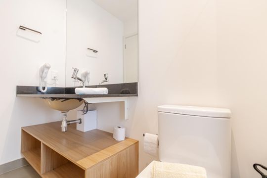 Banheiro de kitnet/studio para alugar com 1 quarto, 36m² em Itaim Bibi, São Paulo
