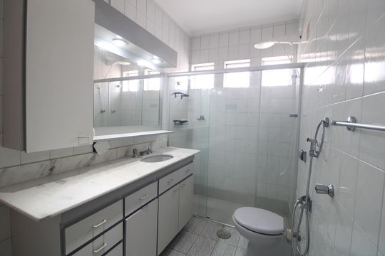Banheiro da suírte 1 de casa para alugar com 3 quartos, 147m² em Planalto Paulista, São Paulo