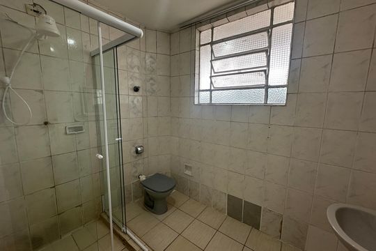 Banheiro de apartamento para alugar com 2 quartos, 44m² em Beira Mar, São Vicente
