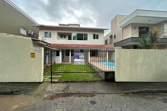 Fachada de casa para alugar com 2 quartos, 150m² em Campeche Central, Florianópolis