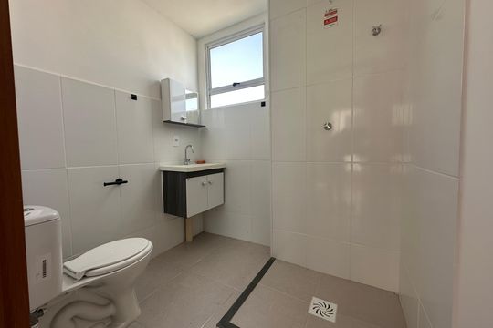Banheiro de apartamento para alugar com 2 quartos, 43m² em Forquilhas, São José