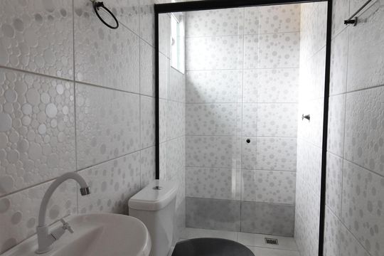 Banheiro de casa de condomínio para alugar com 2 quartos, 41m² em Campo de Santana, Curitiba