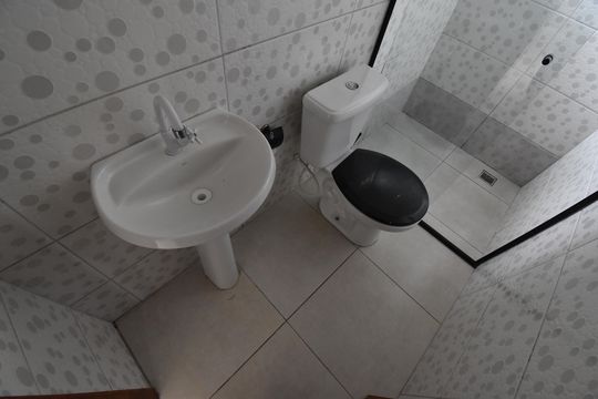 Banheiro de casa de condomínio para alugar com 2 quartos, 41m² em Campo de Santana, Curitiba