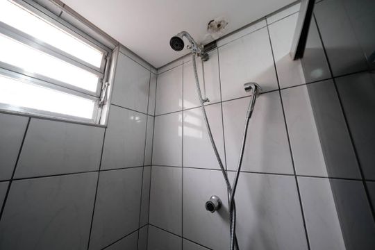 Banheiro de apartamento para alugar com 2 quartos, 49m² em Conjunto Habitacional Padre Manoel da Nobrega, São Paulo
