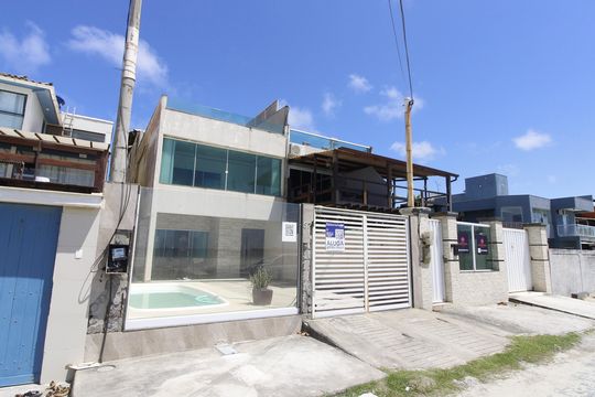 Fachada de casa de condomínio para alugar com 3 quartos, 120m² em Foguete, Cabo Frio