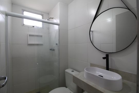 Banheiro de apartamento para alugar com 2 quartos, 45m² em Taquara, Rio de Janeiro