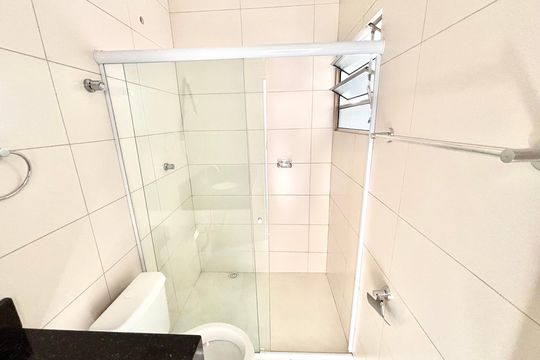 Banheiro de casa para alugar com 3 quartos, 70m² em Vila Carmosina, São Paulo