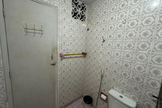 Banheiro de kitnet/studio para alugar com 1 quarto, 36m² em Centro, São Vicente