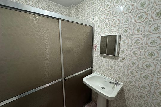 Banheiro de kitnet/studio para alugar com 1 quarto, 36m² em Centro, São Vicente