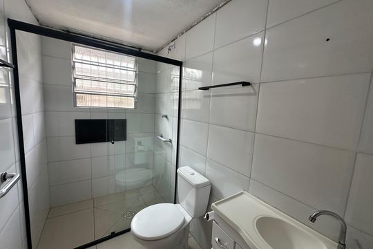 Banheiro de casa para alugar com 1 quarto, 50m² em Parque Sao Vicente, São Vicente