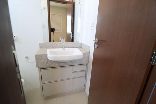 Banheiro do Quarto 2 de apartamento para alugar com 2 quartos, 73m² em Santa Mônica, Uberlândia
