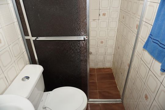 Banheiro de casa para alugar com 2 quartos, 68m² em Jardim Casa Branca, Embu das Artes