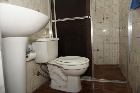 Banheiro de casa para alugar com 2 quartos, 68m² em Jardim Casa Branca, Embu das Artes