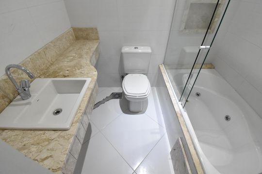 Banheiro Suíte 2 de casa de condomínio para alugar com 4 quartos, 220m² em Xaxim, Curitiba