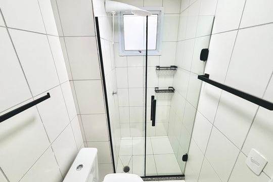 Banheiro de kitnet/studio à venda com 1 quarto, 24m² em Parque Paineiras, São Paulo
