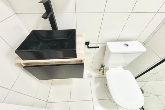 Banheiro de kitnet/studio à venda com 1 quarto, 24m² em Parque Paineiras, São Paulo