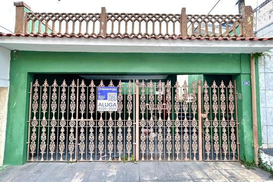 Placa instalada na fachada do imóvel  de casa para alugar com 2 quartos, 125m² em Parque Santo Antonio, Guarulhos